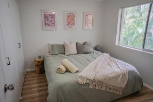 Cama ou camas em um quarto em Burleigh View Apartment