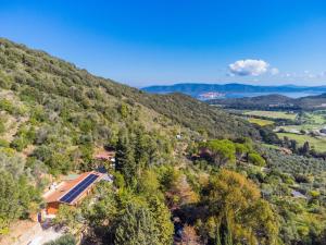 una vista aerea di una casa in una montagna di Holiday Home La Tordara by Interhome a Porto Santo Stefano