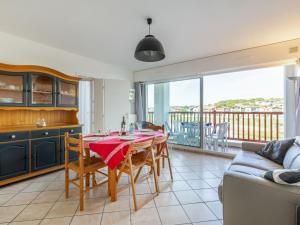 cocina y comedor con mesa y sillas en Apartment Ederra Untxin by Interhome, en Socoa