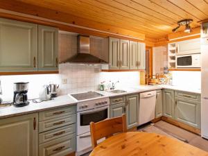 アカスロンポロにあるHoliday Home Tievanlaita 10 by Interhomeの木製の天井、白い家電製品付きのキッチン