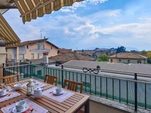 einen Tisch und Stühle auf einem Balkon mit Aussicht in der Unterkunft Apartment Isabella by Interhome in Consiglio di Rumo