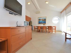 TV a/nebo společenská místnost v ubytování Apartment Sablić-4 by Interhome