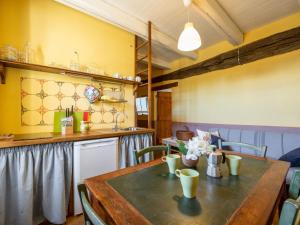 comedor con mesa de madera y sillas en Apartment Azzuro by Interhome, en Cortemilia