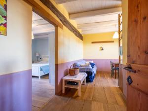 una sala de estar con un sofá y una mesa en Apartment Azzuro by Interhome, en Cortemilia