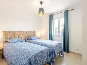1 dormitorio con 2 camas y ventana en Holiday Home A la porte d'Avignon by Interhome en Laudun