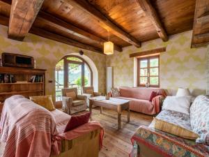 una sala de estar con un sofá y una mesa en Apartment Grande by Interhome, en Cortemilia