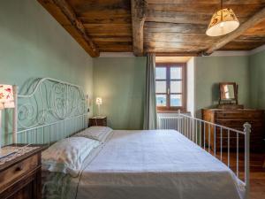 Un dormitorio con una cama y un techo de madera. en Apartment Grande by Interhome, en Cortemilia