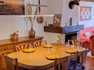 ein Esszimmer mit einem Tisch mit Stühlen und einem Kamin in der Unterkunft Apartment Lichen 4 by Interhome in Verbier