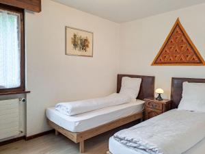 1 Schlafzimmer mit 2 Betten und einem Fenster in der Unterkunft Apartment Lichen 4 by Interhome in Verbier