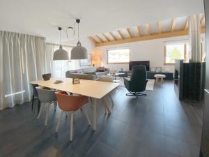 sala de estar con mesa y sillas en Apartment Raber by Interhome en Churwalden