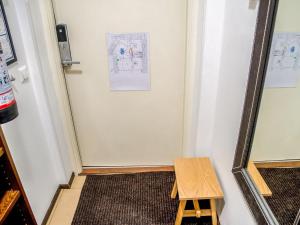 een kleine kamer met een houten kruk naast een deur bij Holiday Home Levinkolmio c5 by Interhome in Sirkka