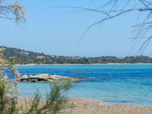 uitzicht op het strand vanaf de kustlijn bij Holiday Home St Cyprien Plage by Interhome in San Ciprianu