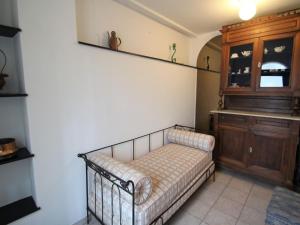 um quarto com um sofá e um armário de madeira em Apartment Il Risveglio by Interhome em Gorleri