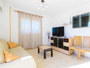 sala de estar con sofá y TV en Apartment Frente Mar by Interhome, en Oropesa del Mar