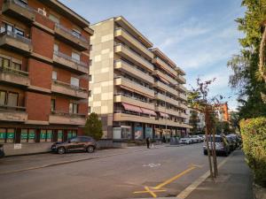 um edifício numa rua com carros estacionados em frente em Studio Shina em Lugano