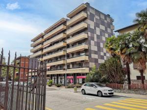 Un coche blanco aparcado delante de un edificio en Studio Shina App- 8 by Interhome, en Lugano