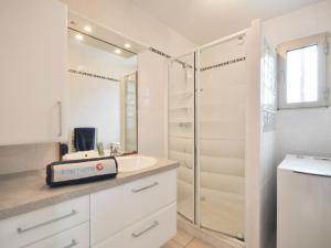 Et badeværelse på Apartment Arius by Interhome