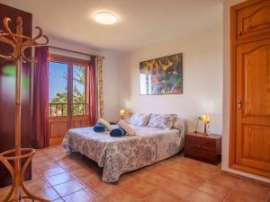 um quarto com uma cama e uma janela em Villa Sa Tanca by Interhome em Portol