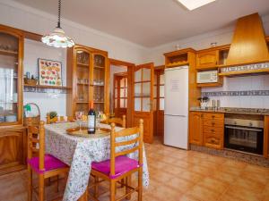 uma cozinha com uma mesa e cadeiras e um frigorífico em Villa Sa Tanca by Interhome em Portol