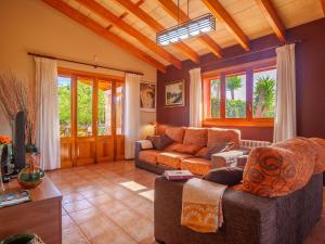 uma sala de estar com um sofá e uma mesa em Villa Sa Tanca by Interhome em Portol