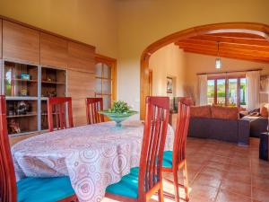 uma cozinha e sala de jantar com mesa e cadeiras em Villa Sa Tanca by Interhome em Portol