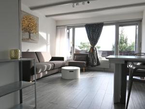 uma sala de estar com um sofá e uma mesa em Studio Orion RS6 by Interhome em Ovronnaz