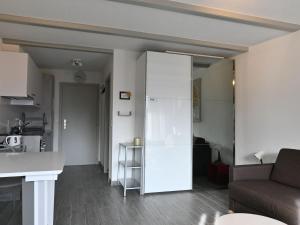 uma cozinha e sala de estar com um frigorífico branco em Studio Orion RS6 by Interhome em Ovronnaz