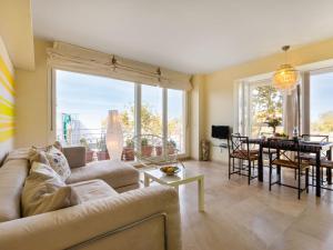A seating area at Apartment Carnaval by Interhome