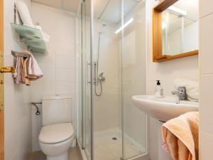 A bathroom at Apartment Carnaval by Interhome