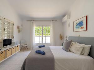 ヴィラモウラにあるVilla Villa Verde by Interhomeのベッドルーム(大型ベッド1台、テレビ付)