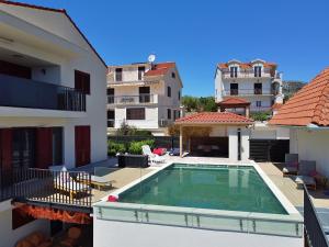 Bazén v ubytovaní Apartment Viva-by the sea-garden & terraces by Interhome alebo v jeho blízkosti