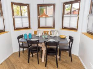 una sala da pranzo con tavolo e sedie blu di Holiday Home Nest by Interhome a Dittishausen