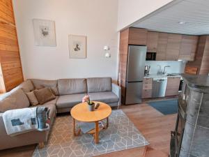 ein Wohnzimmer mit einem Sofa und einem Tisch in der Unterkunft Holiday Home Kätkäläinen e 2 by Interhome in Sirkka