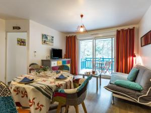 una sala de estar con una mesa y un sofá en Apartment Les Berges Landaises-2 by Interhome, en Soorts-Hossegor