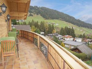 d'un balcon avec des chaises et une vue sur la montagne. dans l'établissement Apartment Romantik Chalet Karin-3 by Interhome, à Sellrain