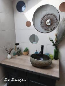 baño con lavabo y espejo en la encimera en Holiday home le Lurçon et la Lurcette, en Libin