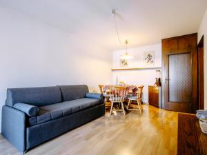 - un salon avec un canapé et une table dans l'établissement Apartment Al Parco-5 by Interhome, à Canazei