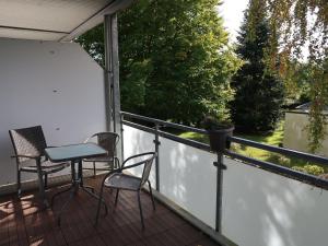- un balcon avec deux chaises et une table dans l'établissement Apartment Fasan by Interhome, à Warwerort