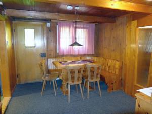 - une salle à manger avec une table et des chaises en bois dans l'établissement Chalet Chalet Wychel 8B by Interhome, à Innertkirchen