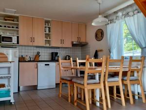 kuchnia ze stołem i krzesłami w obiekcie Holiday Home Holiday Hill 47 by Interhome w mieście Lauterwasser