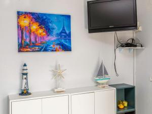 Televízia a/alebo spoločenská miestnosť v ubytovaní Apartment Willis by Interhome + 13 fotografií