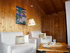 - un salon avec deux chaises et une table basse dans l'établissement Holiday Home Cà Listra by Interhome, à Gudo