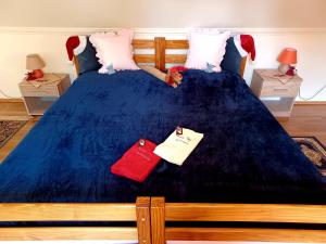 Un dormitorio con una cama con sombreros de Santa. en Tulipán Ház, en Bodony
