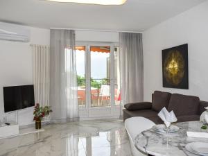 - un salon avec un canapé et une table dans l'établissement Apartment Lago di Lugano-9 by Interhome, à Bissone