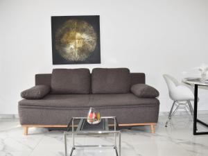 - un salon avec un canapé et une table dans l'établissement Apartment Lago di Lugano-9 by Interhome, à Bissone