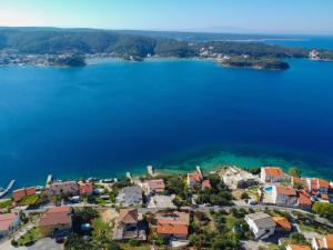 - une vue aérienne sur un village au bord d'un lac dans l'établissement Apartment Katica-2 by Interhome, à Rab 20 autres photos