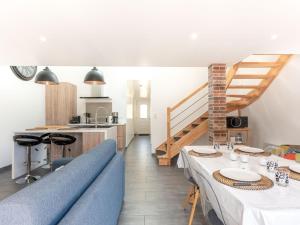 een woonkamer met een eettafel en een keuken bij Holiday Home La Cheneraie by Interhome in Naujac-sur-Mer