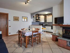 eine Küche und ein Esszimmer mit Tisch und Stühlen in der Unterkunft Apartment Ca' Pia by Interhome in San Siro