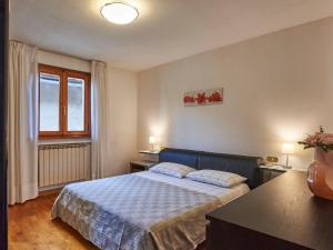ein Schlafzimmer mit einem Bett und zwei Kissen darauf in der Unterkunft Apartment Ca' Pia by Interhome in San Siro
