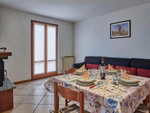 ein Wohnzimmer mit einem Tisch und einem Sofa in der Unterkunft Apartment Ca' Pia by Interhome in San Siro